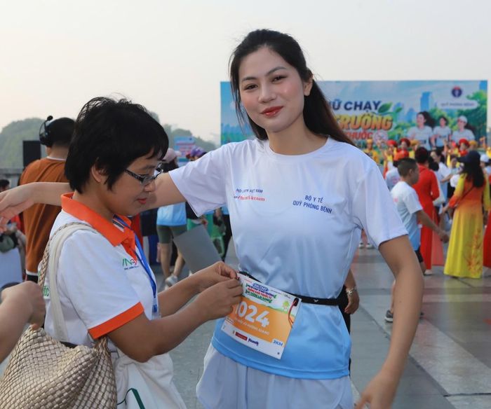 Hoa khôi Phụ nữ Việt Nam qua ảnh - Miss Photo Vũ Hương Giang tham gia chương trình.
