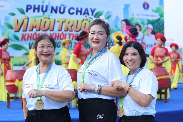 Bà Nguyễn Thị Mai Hiên (giữa) cùng và các bạn sẵn sàng cho lễ khai mạc.