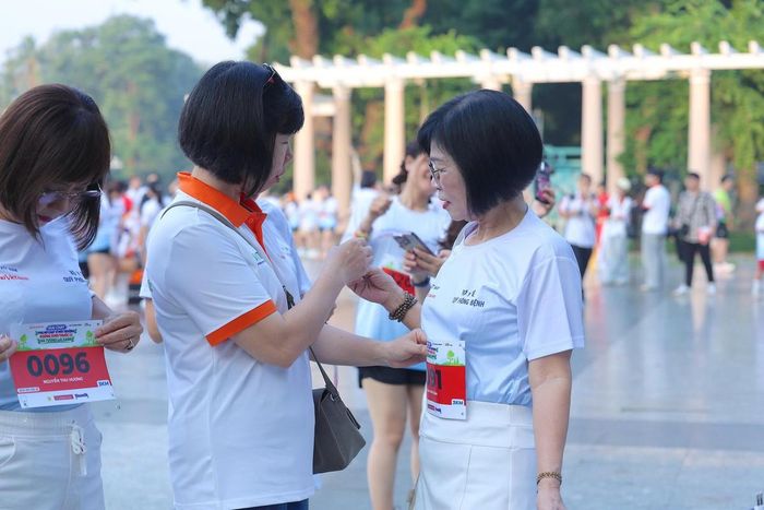 Các vận động viên hoàn tất khâu hậu cần chuẩn bị bước vào đường đua.