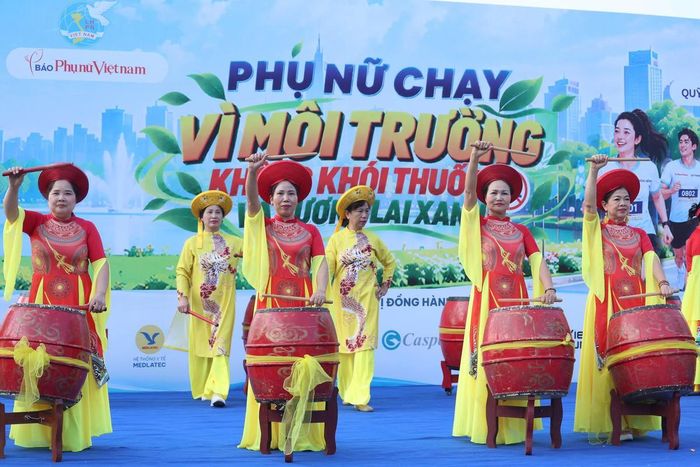 Dàn trống hội sẵn sàng cho lễ khai mạc giải chạy.