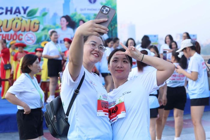 Các vận động viên hào hứng lan tỏa thông điệp "Phụ nữ chạy vì môi trường không khói thuốc và tương lai xanh".