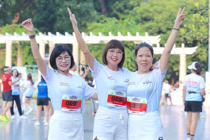Nhóm ba chị em: chị Trần Kim Xuân (bìa trái), chị Nguyễn Thu Hương (giữa) và chị Nguyễn Thị Út Thúy trước giờ xuất phát