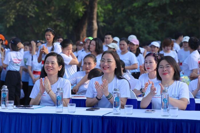 Bà Nguyễn Thị Minh Hương, Phó Chủ tịch Hội LHPN Việt Nam (bìa trái) và các đại biểu dự lễ khai mạc giải chạy.
