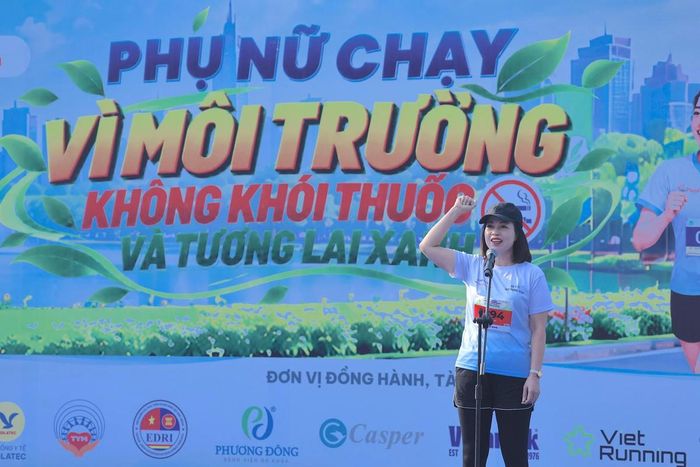 Thượng tá, Thạc sĩ Lê Thị Thu Thủy (đoàn vận động viên Học viện Cảnh sát Nhân dân) đại diện các vận động viên lên tuyên thệ.