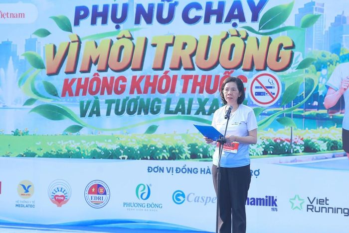 Bà Nguyễn Thị Minh Hương, Phó Chủ tịch Hội LHPN Việt Nam phát biểu khai mạc giải chạy