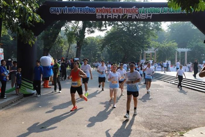 Các vận động viên về đích.
