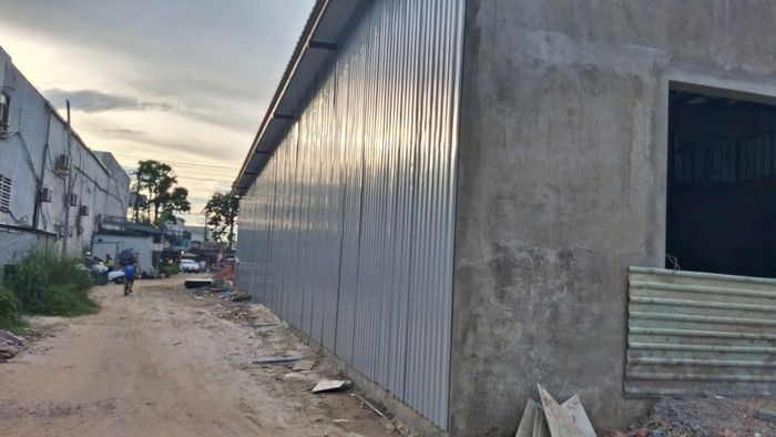 Bên ngoài được ngụy trang một lớp tôn sát tường để tháo dỡ công trình vi phạm, nhưng bên trong vẫn tiếp tục hoàn thiện
