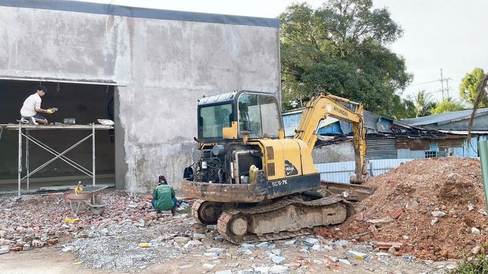 Mặc dù xin tự nguyện tháo dỡ, nhưng chủ nhà vẫn cắt tường, mở cửa sau để thi công bên trong 