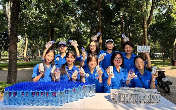 Sinh viên Trường Đại học Văn hóa Hà Nội tham gia công tác hậu cần tại Giải chạy “Phụ nữ khỏe đẹp và Hành trình xanh”