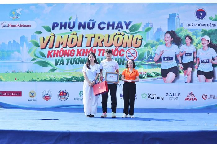 Bà Phạm Thị Thùy Linh, Tổng Giám đốc Tổ chức Tài chính vi mô TNHH một thành viên Tình Thương (TYM) và bà Trần Thị Quỳnh Trâm, Phó Giám đốc Trung tâm Marketing, Tập đoàn MEDLATEC, trao giải Ba cho vận động viên nam. 