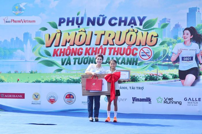 Bà Lương Thị Kim Xuân, Chủ tịch Hội đồng quản lý Viện Nghiên cứu Phát triển Doanh Nhân Việt Nam ASEAN, trao giải Nhì cho vận động viên nữ.