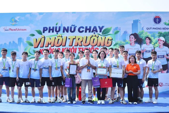 Học viện Cảnh sát Nhân dân được trao giải tập thể.
