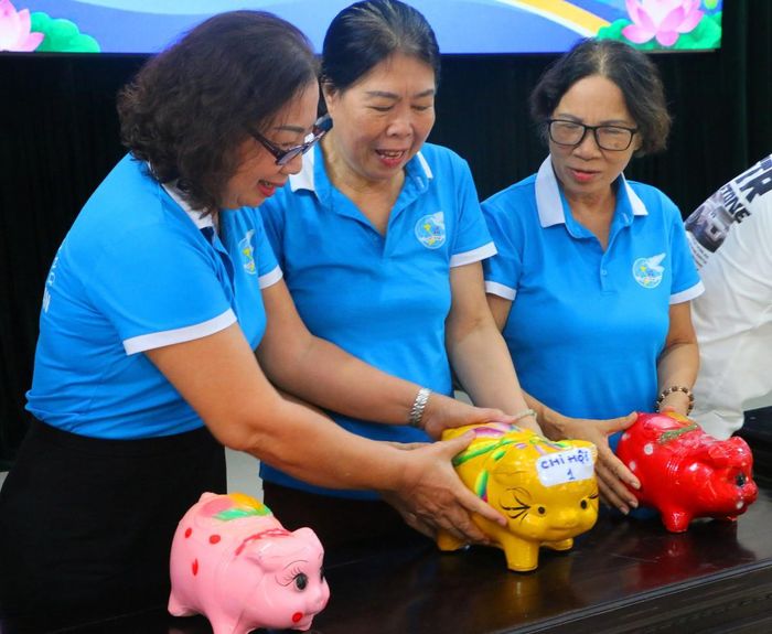 Niềm vui khi được mở heo đất giúp trẻ em có hoàn cảnh khó khăn