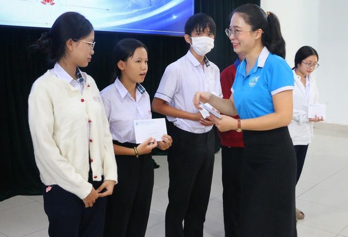Bà Trần Thị Ngọc Quyên, Phó Chủ tịch Ủy ban MTTQ Việt Nam, Chủ tịch Hội LHPN phường Phú Xuân, tặng quà cho cháu học sinh có hoàn cảnh đặc biệt khó khăn, đây cũng là một trong những hoạt động ý nghĩa chào mừng 96 năm thành lập Hội LHPN Việt Nam
