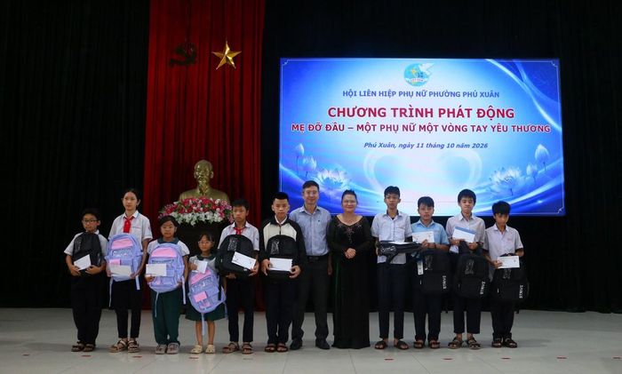 Trong ngày 11/10, Hội LHPN phường Phú Xuân đã phát động chương trình " Mẹ đỡ đầu - một phụ nữ một vòng tay yêu thương". Qua chương trình các mạnh thường quân, lãnh đạo trên địa bàn phường đã trao trặng 55 phần quà và tiền mặt cho các cháu với tổng kinh phí gần 30 triệu đồng