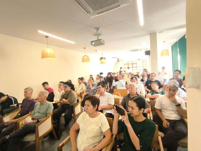 Buổi trò chuyện có sự tham gia của nhiều độ tuổi. 