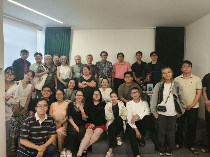 Kết thúc buổi trò chuyện, mọi người cùng nhau chụp hình lưu niệm. 