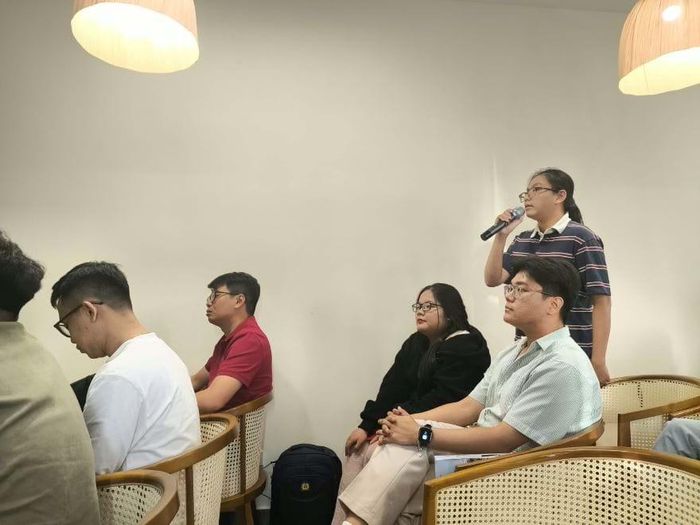 Các bạn trẻ chia sẻ ý kiến về câu chuyện bảo tồn di sản. 