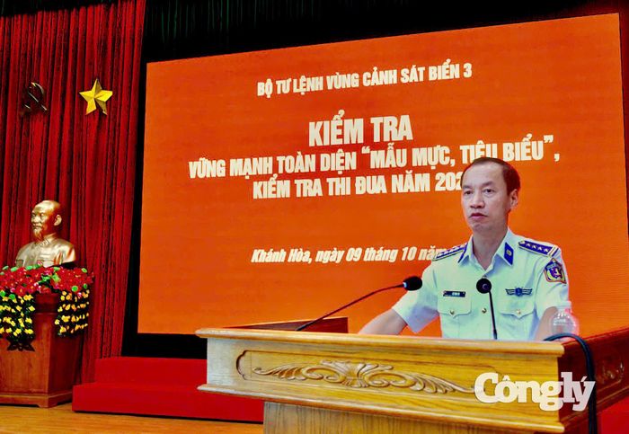 Đại tá Lê Văn Tú, Chính ủy BTL Vùng Cảnh sát biển 3 phát biểu tại buổi kiểm tra.