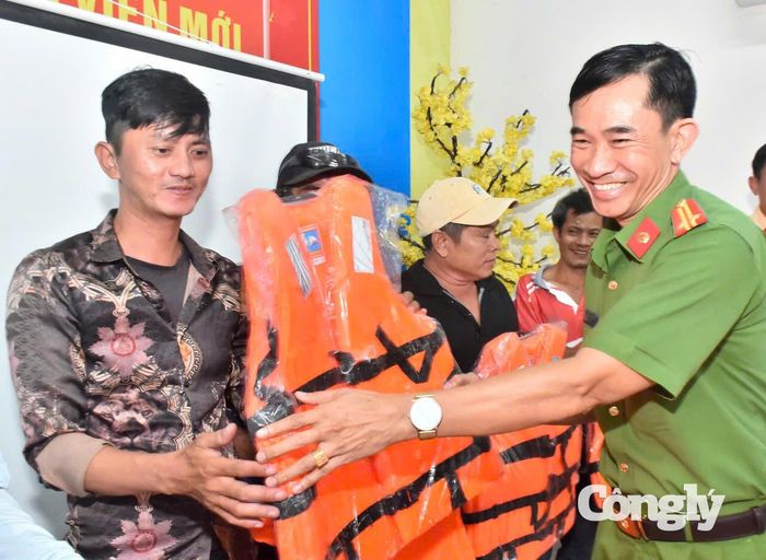 Trao tặng áo phao cho người dân.