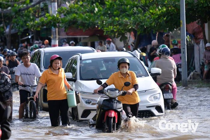 Người dân chật vật di chuyển trên đường Lê Văn Lương.