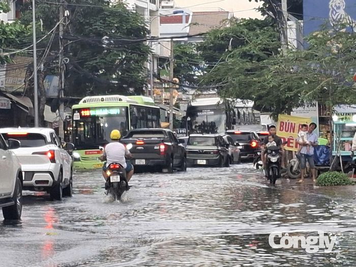 Các phương tiện di chuyển khó khăn trên đường Phạm Hữu Lầu.