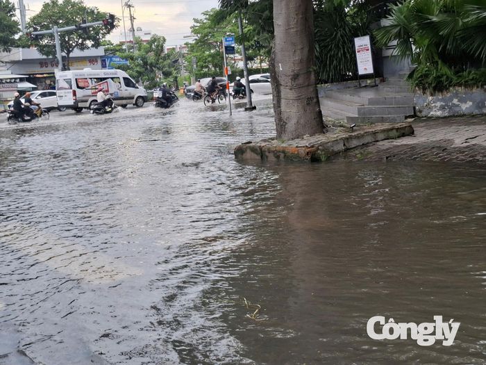 Ngã 3 Hoàng Quốc Việt - Nguyễn Lương Bằng.