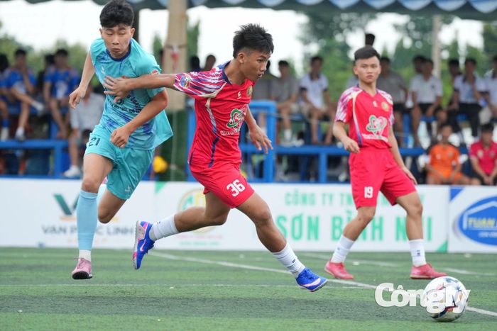 12 đội bóng tham dự giải 1 mục tiêu hướng đến chức vô địch cao quý. Ảnh: Ngọc Chương.