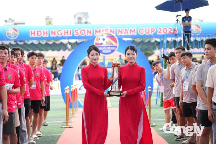 Giải bóng đá 7 người Hội đồng hương Nghi Sơn, Thanh Hóa tại miền Nam đúng với ý nghĩa "Xa quê không xa nhau". Ảnh: Ngọc Chương.