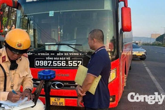 CSGT tăng cường kiểm tra xe khách.