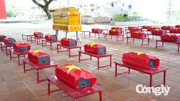 TP.HCM vận động người dân cầm hoa trắng tiễn đưa liệt sĩ ở Công viên Lê Thị Riêng.