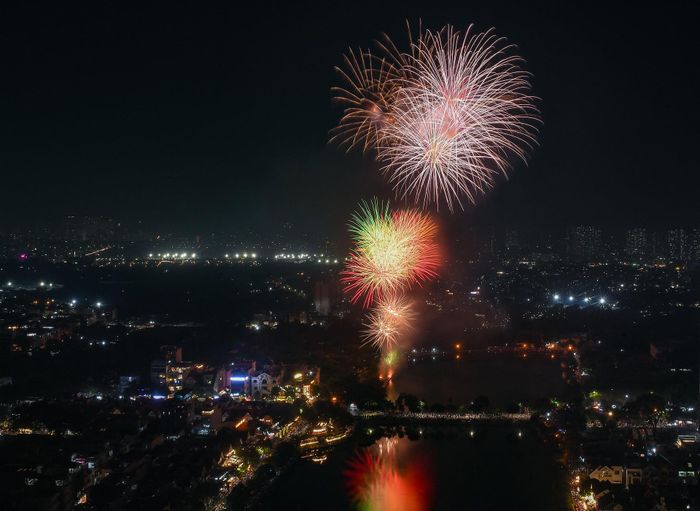 Thời tiết vào đêm kỷ niệm 72 năm Ngày Giải phóng Thủ đô khá mát mẻ và tạnh ráo tạo điều kiện thuận lợi cho người dân đi ngắm pháo hoa.