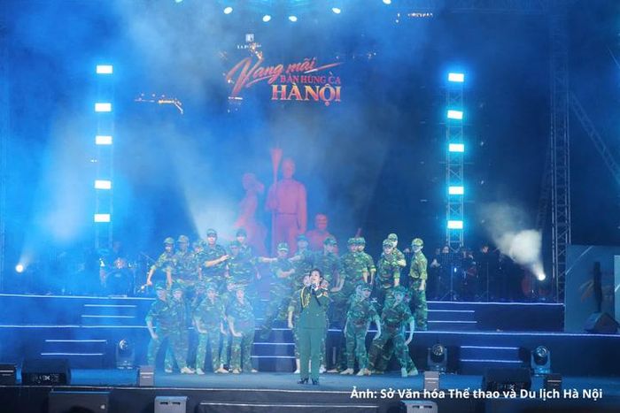 Những tiết mục nghệ thuật đặc sắc ca ngợi truyền thống cách mạng, hình ảnh người chiến sĩ Thủ đô và khát vọng xây dựng Hà Nội hòa bình, văn minh, hiện đại.