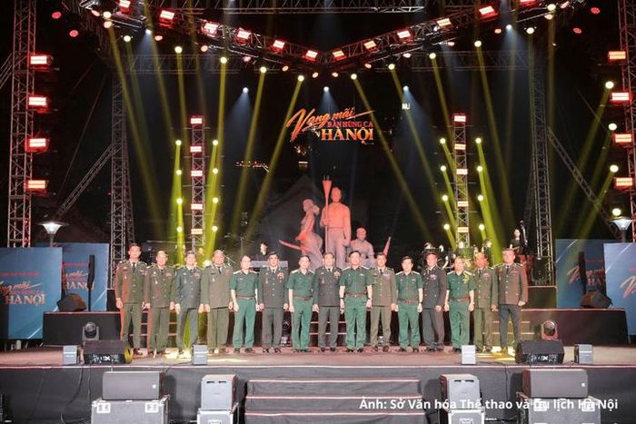 Các đại biểu chụp ảnh lưu niệm.