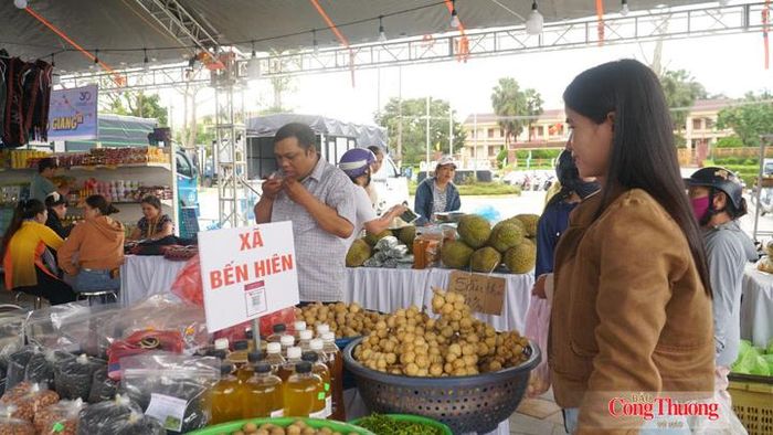 Chị A Rấl Thị Bối, đại diện hộ kinh doanh tại xã Bến Hiên tại phiên chợ đưa hàng Việt về vùng đồng bào dân tộc thiểu số xã Đông Giang tháng 9/2026