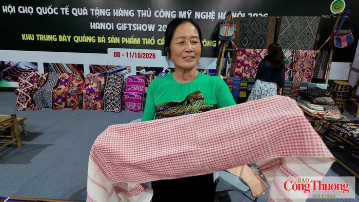  Bà Hà Thị Xuyến làm trưởng nhóm sản xuất thổ cẩm, bản Nhót, xã Mai Châu (tỉnh Phú Thọ).