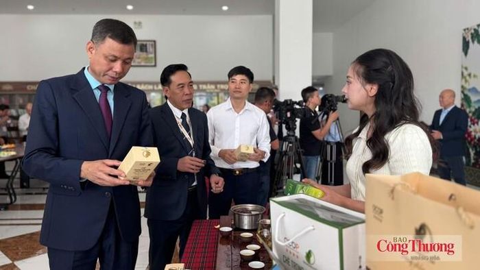 Ông Nguyễn Thành Công, Phó Chủ tịch UBND tỉnh Sơn La (trái ảnh) và Giám đốc Sở Công Thương Hà Như Huệ trải nghiệm, giới thiệu các sản phẩm cà phê Sơn La đến đối tác, khách hàng.