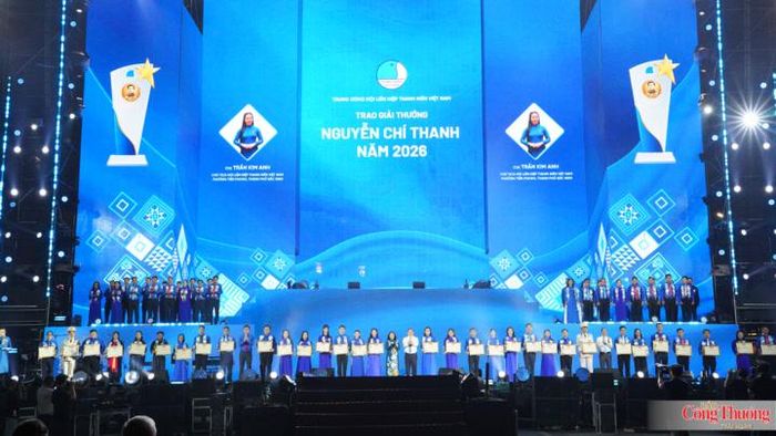 Đồng chí Bùi Thị Minh Hoài, Ủy viên Bộ Chính trị, Bí thư Trung ương Đảng, Chủ tịch Ủy ban Trung ương Mặt trận Tổ quốc Việt Nam cùng các lãnh đạo Đảng, Nhà nước trao giải thưởng Nguyễn Chí Thanh năm 2026 cho các các nhân tiêu biểu.