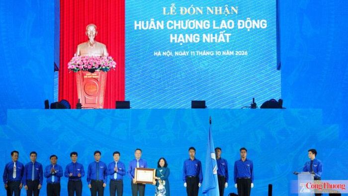 Đồng chí Bùi Thị Minh Hoài, Ủy viên Bộ Chính trị, Bí thư Trung ương Đảng, Chủ tịch Ủy ban Trung ương Mặt trận Tổ quốc Việt Nam trao Huân chương Lao động hạng Nhất cho Hội LHTN Việt Nam.
