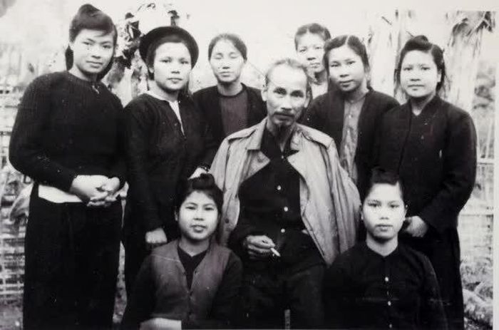 Chủ tịch Hồ Chí Minh với các cán bộ cơ quan Trung ương Hội Liên hiệp Phụ nữ Việt Nam ở Việt Bắc, tháng 2/1949. Ảnh tư liệu