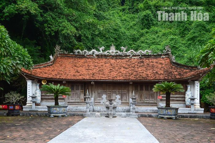 Từ bên ngoài, ngôi đền gây ấn tượng bởi dáng vẻ cổ kính với mái ngói cong vút, những đường nét chạm khắc tinh xảo và bố cục hài hòa.