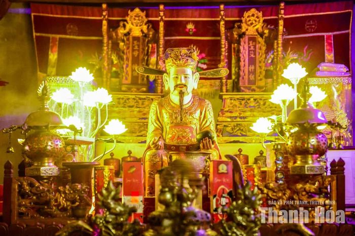 Bước vào gian hậu cung, trên vị trí cao nhất là linh vị thân phụ và thân mẫu của Đức thánh Mai An Tiêm.