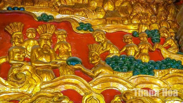 Vì những lời nói thẳng thắn bị kẻ xấu xuyên tạc, Mai An Tiêm cùng gia đình bị đày ra đảo hoang. Tại đây, ông phát hiện giống dưa quý từ những hạt do chim biển mang tới, rồi tìm cách đưa dưa vào đất liền. Những quả dưa được người dân đón nhận và dâng lên vua, giúp Mai An Tiêm được minh oan, trở về đất liền. Từ đó, ông trở thành biểu tượng của tinh thần tự lực, ý chí vượt khó và sức mạnh của lao động.