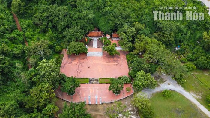 Ngôi đền tựa lưng vào núi như một chiếc ngai vững chắc, tạo nên thế đứng đặc biệt giữa thiên nhiên.