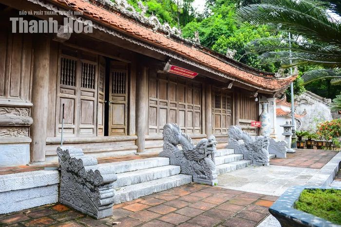 Từ một vùng đất được nhắc đến trong truyền thuyết, câu chuyện về Mai An Tiêm được lưu truyền qua nhiều thế hệ và tiếp tục hiện diện trong đời sống hôm nay. Đền thờ dưới chân núi An Tiêm vì thế không chỉ là nơi thờ tự mà còn là không gian để những câu chuyện về buổi đầu khai phá vùng đất ven biển được gìn giữ.