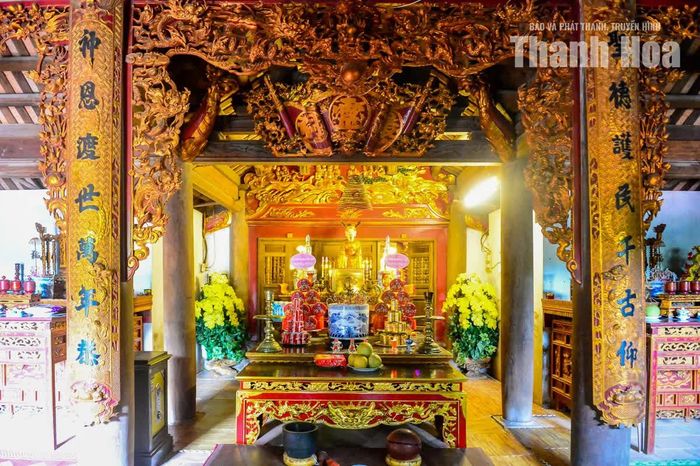 Tại gian tiền bái, đền còn thờ một vị thánh có tên Áp Lãng Chân Nhân. Nhân vật này gắn liền với một địa danh nổi tiếng của vùng đất Nga Sơn xưa - cửa biển Thần Phù.