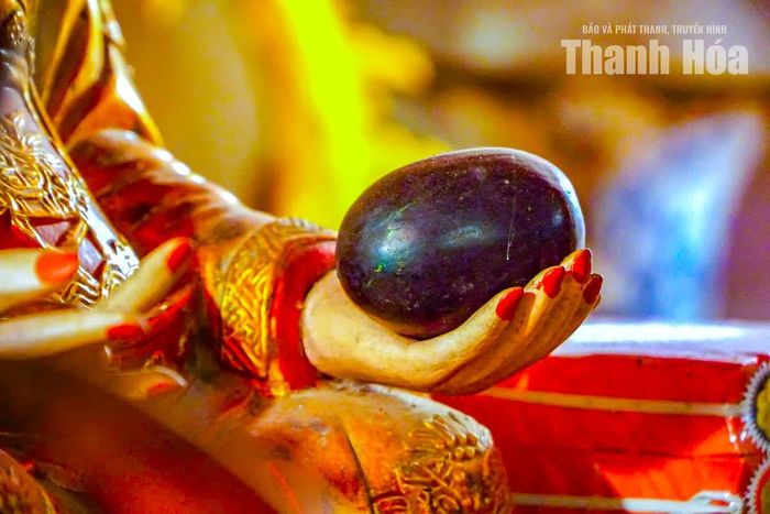 Quả dưa hấu trở thành hình ảnh quen thuộc trong không gian thờ tự, gợi nhớ hành trình từ những ngày đầu khai phá đến khi tạo dựng cuộc sống bằng chính sức lao động của mình.