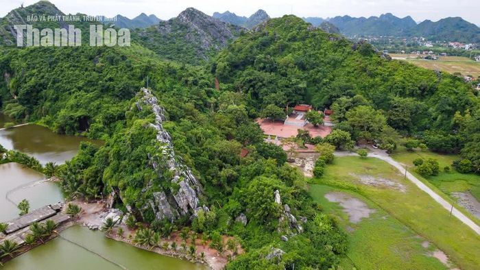 Hai bên đền là những dãy núi cao. Một bên núi có hình dáng như con rồng đang uốn lượn, được gọi là núi Rồng Chầu, với phần đầu là một ngọn núi nhỏ.