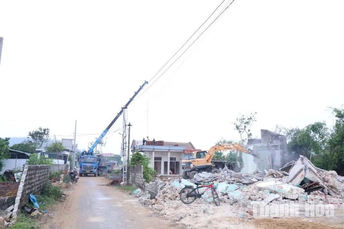 Nhà thầu đang tiếp tục huy động máy móc, phương tiện, phối hợp tháo dỡ công trình, vật kiến trúc.