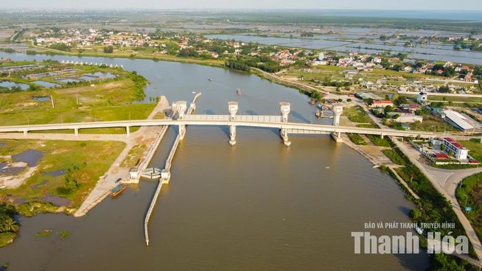 Tiểu dự án gồm nhiều hạng mục, trong đó có ba hạng mục trọng tâm là cống ngăn mặn, âu thuyền và cầu giao thông bắc qua sông Lèn. Các công trình được đầu tư đồng bộ nhằm tăng cường khả năng kiểm soát nguồn nước, đồng thời phục vụ nhu cầu giao thông đường bộ và đường thủy trong khu vực.